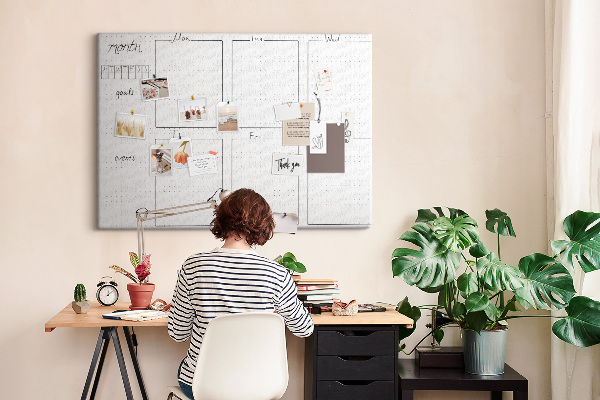 Planer mit Raster und Korkrückwand zur Organisation Ihrer Zeit