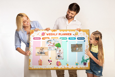 Korktafel mit farbenfrohem Schulmotiv als Wochenplaner