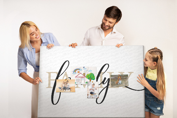 Kork-Pinnwand mit stilvollem Schriftzug „Familie“ auf weißem Hintergrund