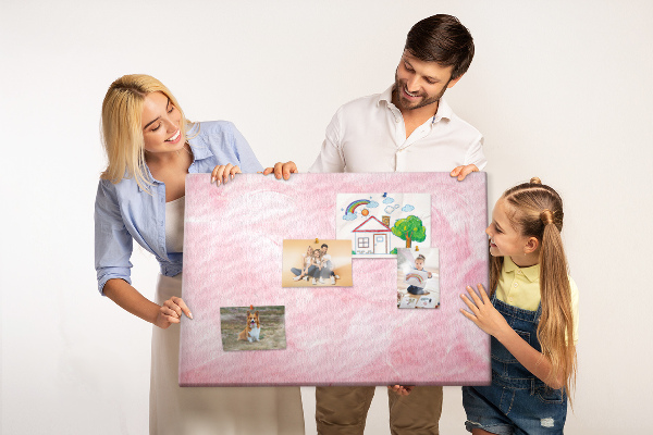 Bild mit Korkrückwand zarte rosa Federn im Hintergrund