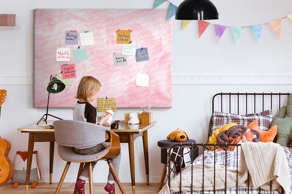 Bild mit Korkrückwand zarte rosa Federn im Hintergrund