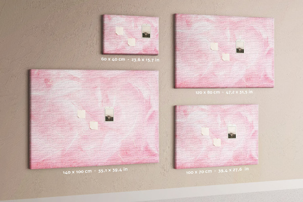 Bild mit Korkrückwand zarte rosa Federn im Hintergrund