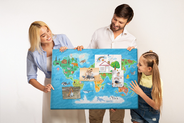 Kork-Weltkarte mit Tierillustrationen