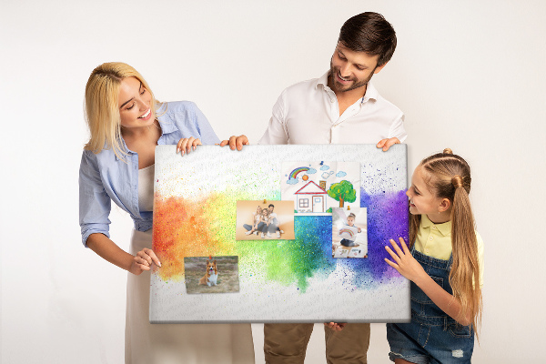 Korktafel mit bunten Blitzen in allen Regenbogenfarben