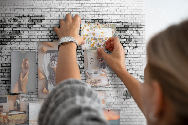 Korkbild Weltkarte an einer Backsteinmauer