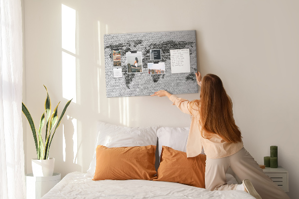 Korkbild Weltkarte an einer Backsteinmauer