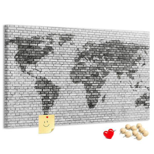 Korkbild Weltkarte an einer Backsteinmauer