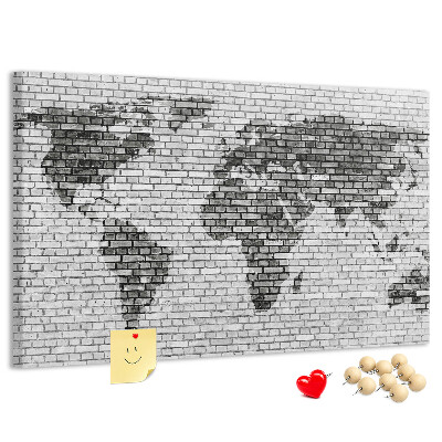 Korkbild Weltkarte an einer Backsteinmauer