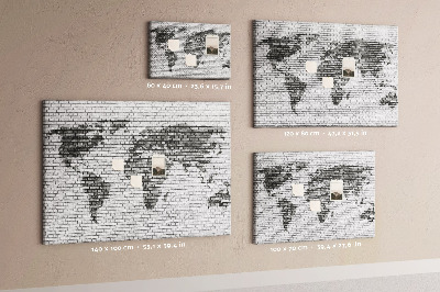 Korkbild Weltkarte an einer Backsteinmauer