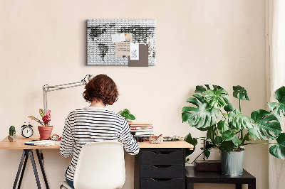 Korkbild Weltkarte an einer Backsteinmauer
