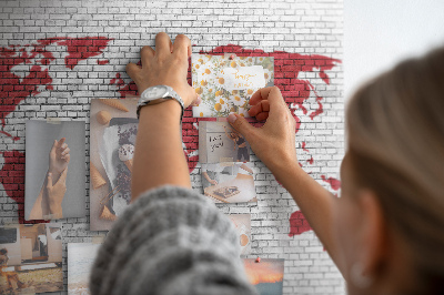 Bild mit Korkrückwand rote Weltumrisse auf einer Backsteinmauer