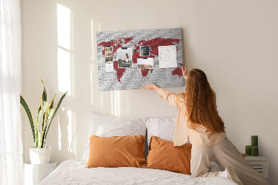 Bild mit Korkrückwand rote Weltumrisse auf einer Backsteinmauer