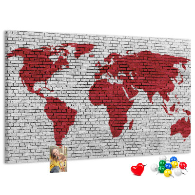 Bild mit Korkrückwand rote Weltumrisse auf einer Backsteinmauer