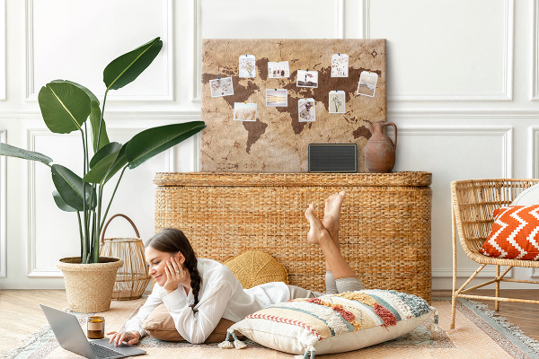 Weltkarte mit Korkrückwand antike Darstellung auf braunem Hintergrund