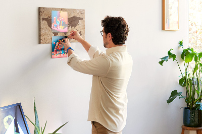 Weltkarte mit Korkrückwand antike Darstellung auf braunem Hintergrund