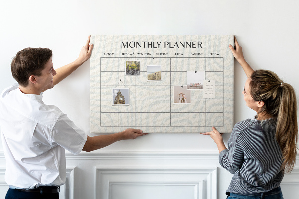Korktafel mit minimalistischem Monatsplaner-Design