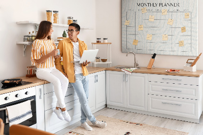 Korktafel mit minimalistischem Monatsplaner-Design