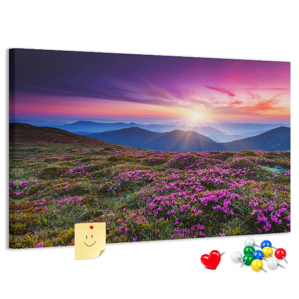 mit einem malerischen Sonnenuntergang über der Berglandschaft