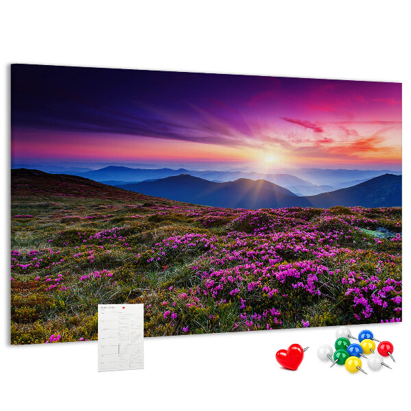 Korkbild mit einem malerischen Sonnenuntergang über der Berglandschaft