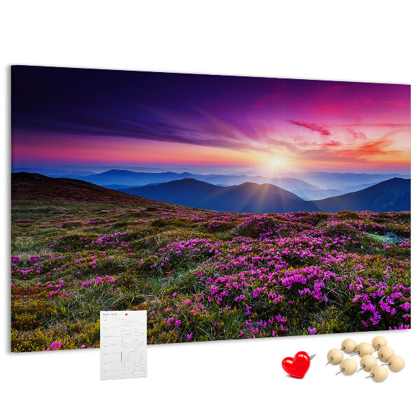 Korkbild mit einem malerischen Sonnenuntergang über der Berglandschaft