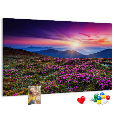 Korkbild mit einem malerischen Sonnenuntergang über der Berglandschaft