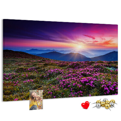 Korkbild mit einem malerischen Sonnenuntergang über der Berglandschaft