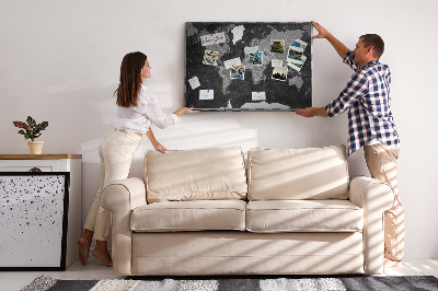 Schwarze Weltkarte mit Länderumrissen mit Korkrückwand