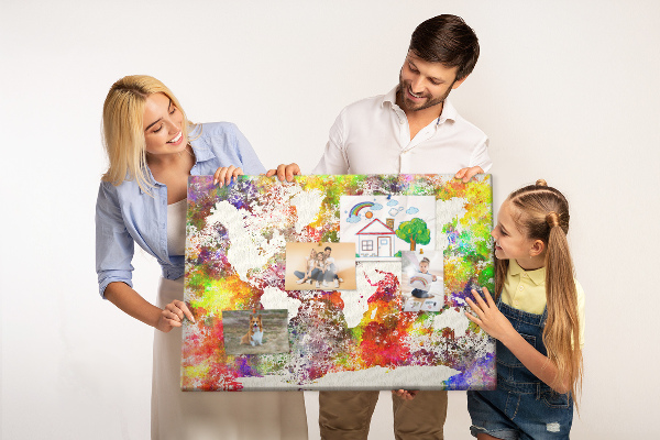 Korktafel mit farbenfroher Weltkarte im Aquarellstil