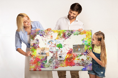 Korktafel mit farbenfroher Weltkarte im Aquarellstil