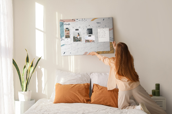 Korkbild farbenfroher Kalender mit abstrakten Mustern