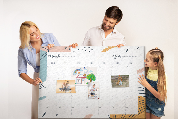Korkbild farbenfroher Kalender mit abstrakten Mustern