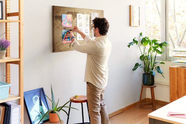 Weltkarte auf Korkrückwand antike Darstellung auf Bronzegrund