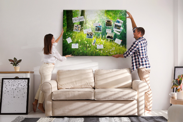 Korktafel grüner Wald mit blühenden Löwenzahnblüten