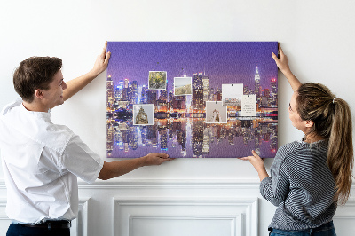Korkbild Nächtliches Stadtpanorama mit Spiegelung im Wasser