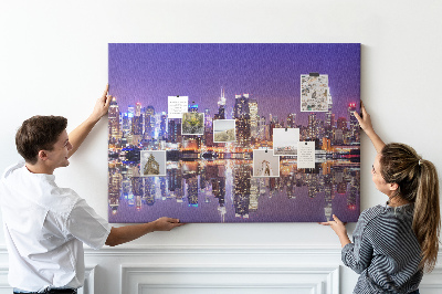 Korkbild Nächtliches Stadtpanorama mit Spiegelung im Wasser