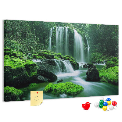 Bild mit Korkrückwand grüner Wasserfall in einem üppigen Dschungel