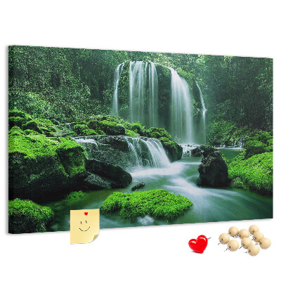 Bild mit Korkrückwand grüner Wasserfall in einem üppigen Dschungel