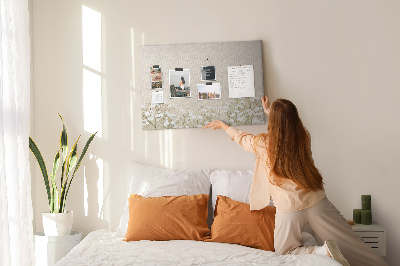 Kork-Pinnwand mit Motiv zarte Blüten auf neutralem Hintergrund
