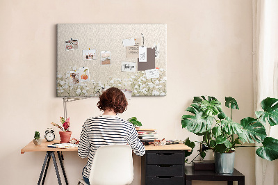 Kork-Pinnwand mit Motiv zarte Blüten auf neutralem Hintergrund