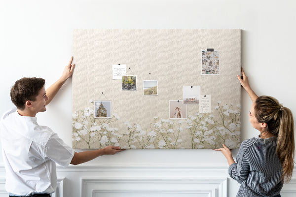 Kork-Pinnwand mit Motiv zarte Blüten auf neutralem Hintergrund