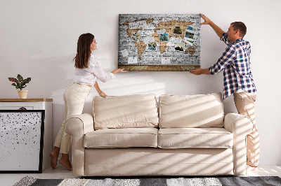 Weltkarte auf Korkrückwand Motiv Backsteinmauer