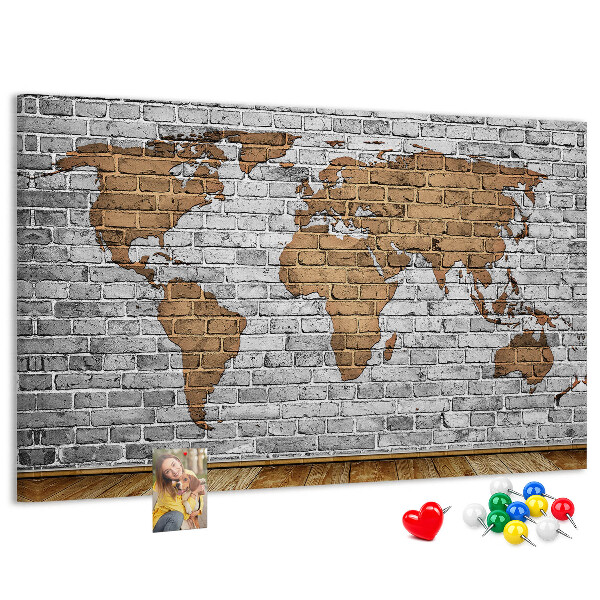 Weltkarte auf Korkrückwand Motiv Backsteinmauer