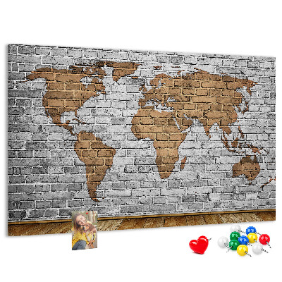 Weltkarte auf Korkrückwand Motiv Backsteinmauer