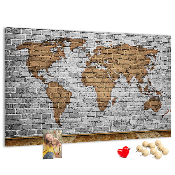 Weltkarte auf Korkrückwand Motiv Backsteinmauer