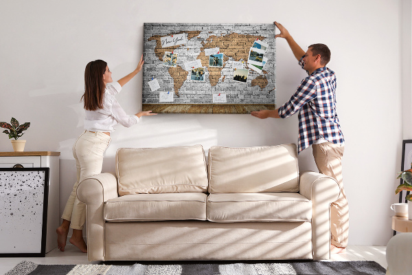 Weltkarte auf Korkrückwand Motiv Backsteinmauer
