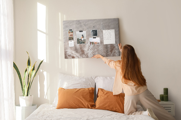 Kork-Pinnwand mit Motiv zarte Palmenblätter auf neutralem Hintergrund