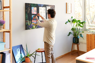 Kork-Pinnwand mit Blumenmuster und buntem Vogel
