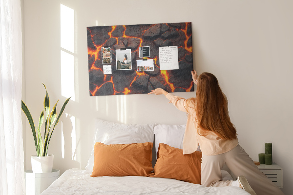 Kork-Pinnwand mit Motiv vulkanisches Gestein und fließender Lava
