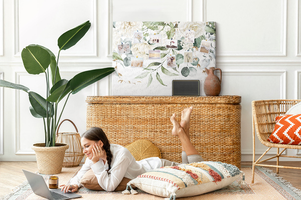 Bild mit Korkrückwand mit Blumenmuster und grünen Blättern