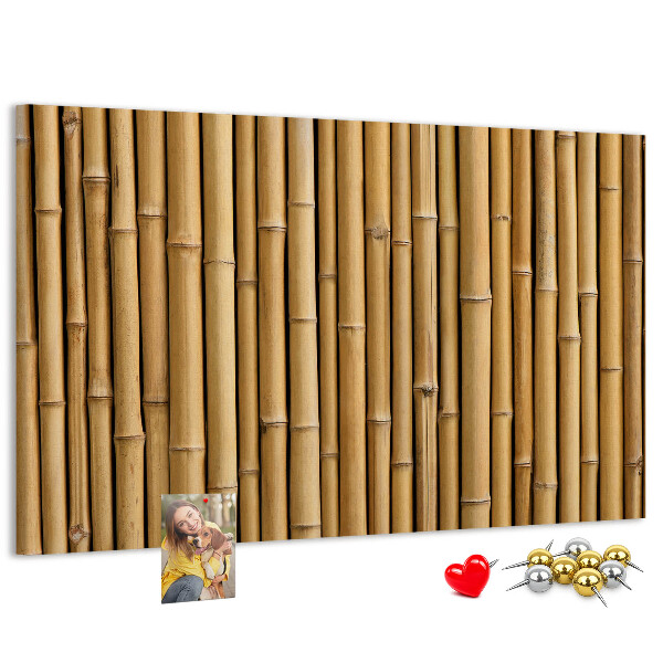Korktafel mit natürlichem Bambusholz-Hintergrund